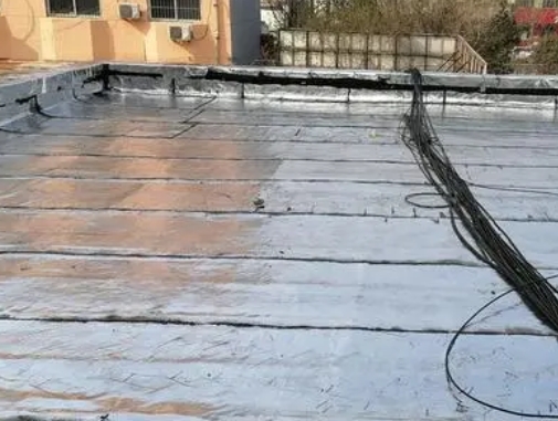 沈丘卫生间漏水维修公司分享下沈丘屋面楼顶防水刚性防水层施工要点。